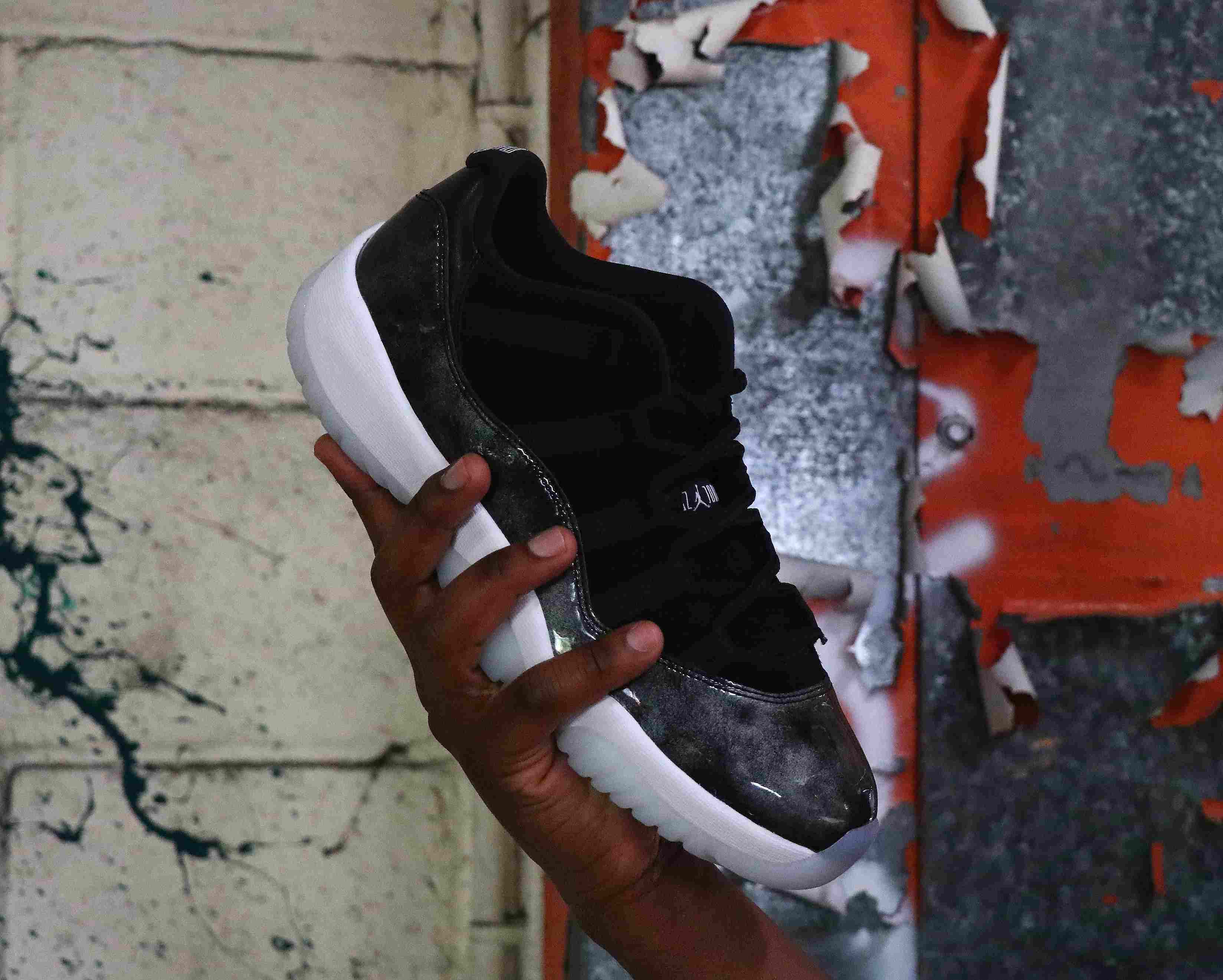 Air Jordan XI Low Barons (528895-010)