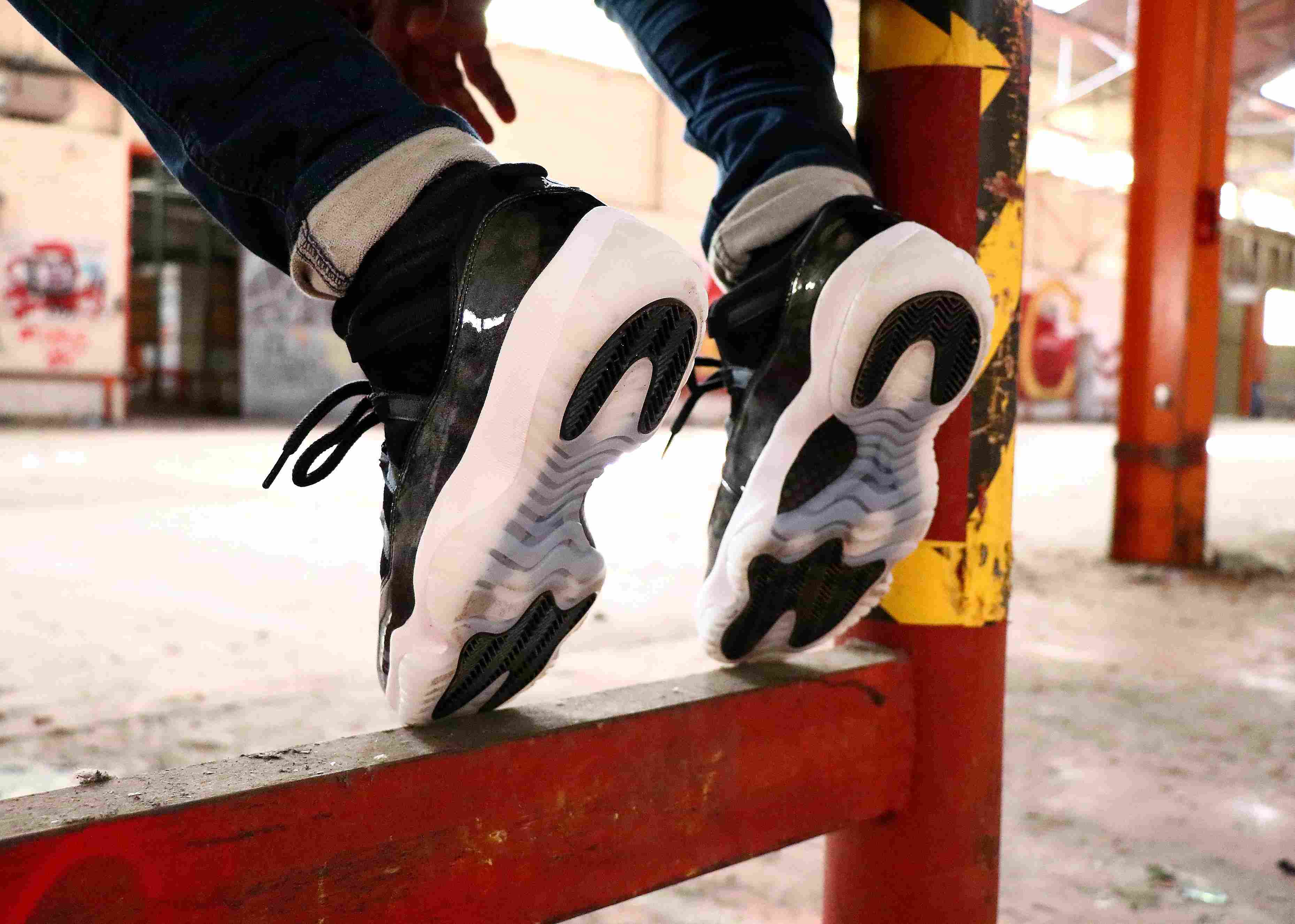 Air Jordan XI Low Barons (528895-010)